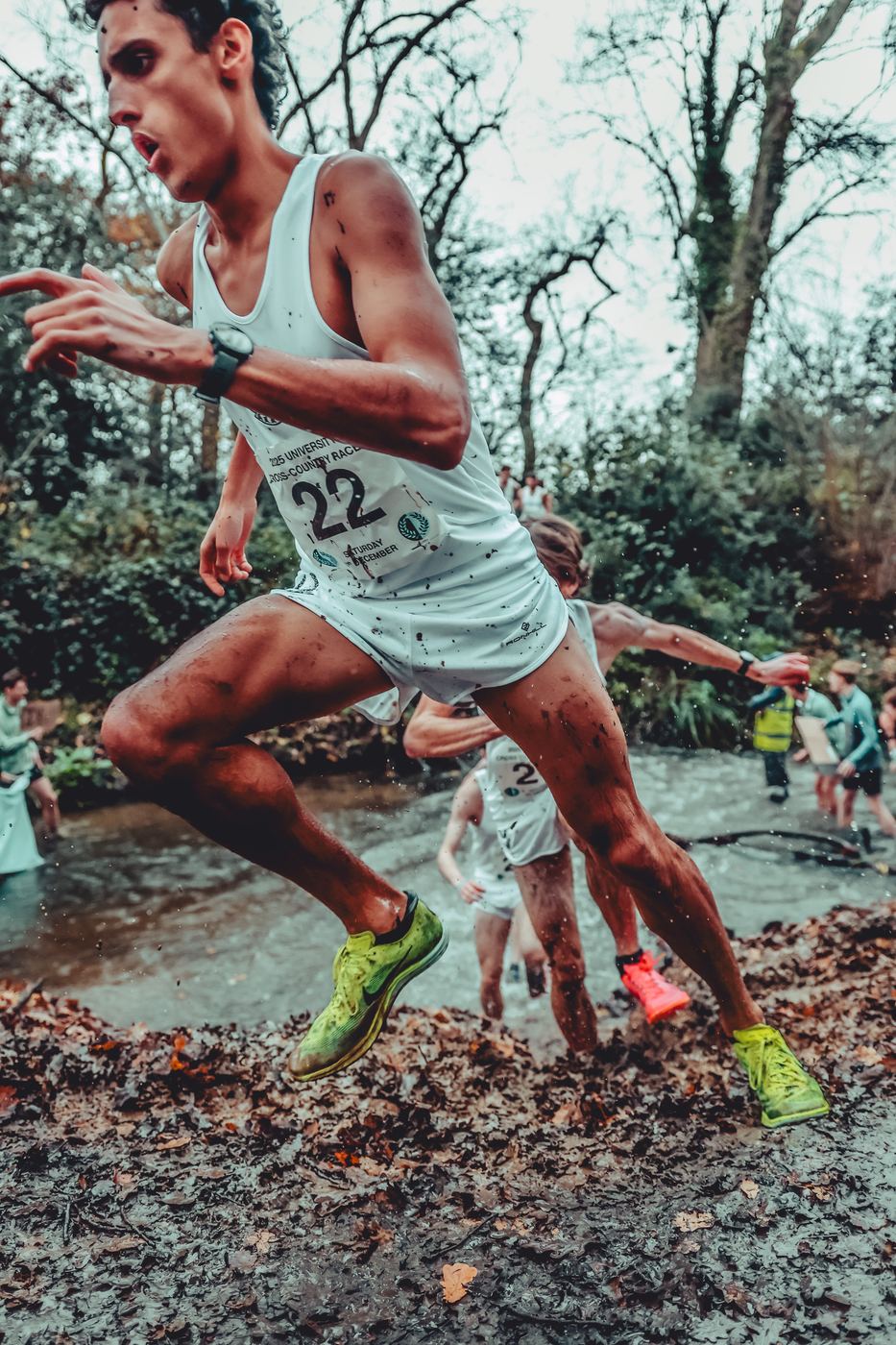A Gentlemen’s runner powering through the water splash